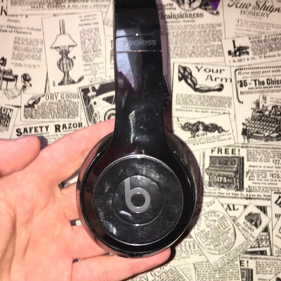 Beats wireless Bluetooth headphones - Picture 2 of 2